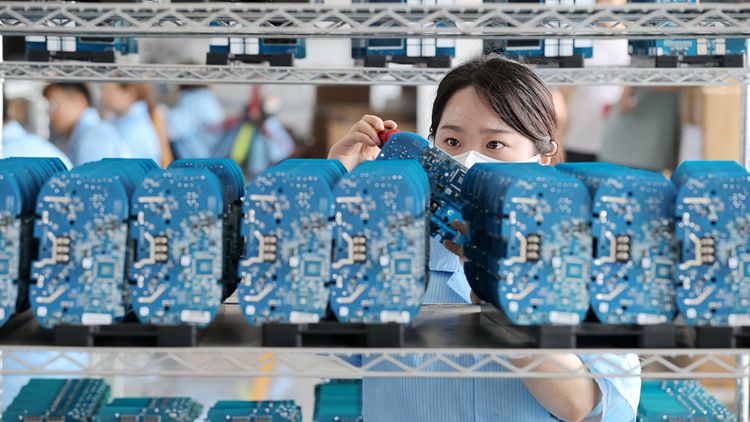 【財經翻譯官】中國新能源汽車產銷量緣何連續七年全球居首？