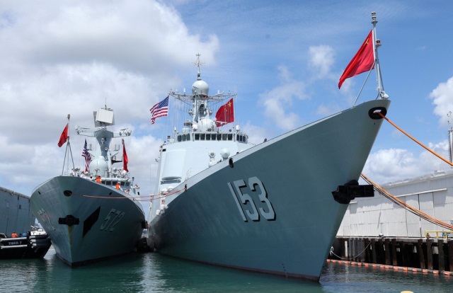 停泊珍珠港碼頭的中國海軍艦艇編隊導彈驅逐艦西安艦（右）和導彈護衛艦衡水艦。