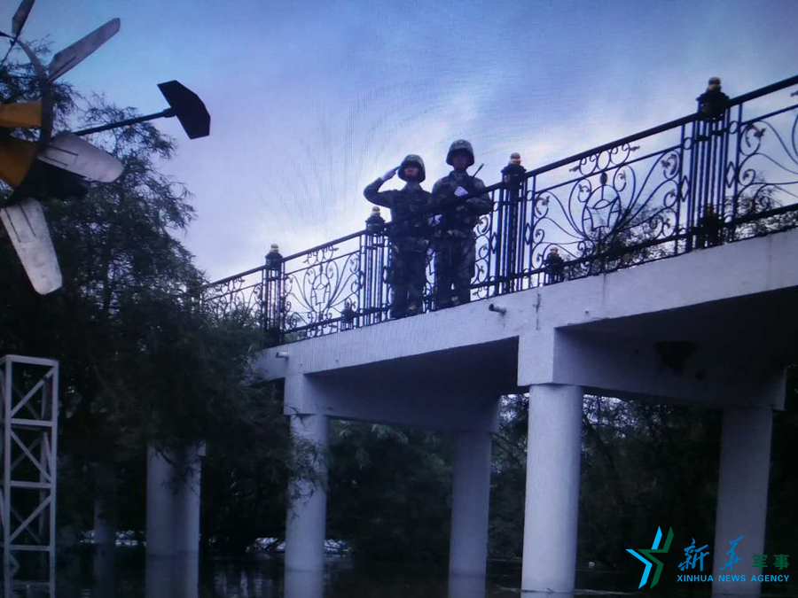 ↑中秋佳節，珍寶島的官兵在洪水中的堅守。