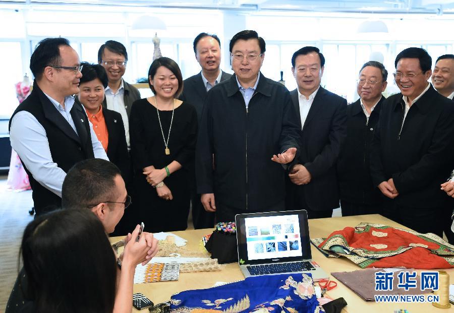 5月8日至11日，中共中央政治局常委、全國人大常委會委員長張德江在浙江調(diào)研。這是5月9日，張德江來到位于嘉興市的雅瑩服裝有限公司，了解公司的服裝設(shè)計(jì)、生產(chǎn)和銷售情況。新華社記者 馬占成 攝 