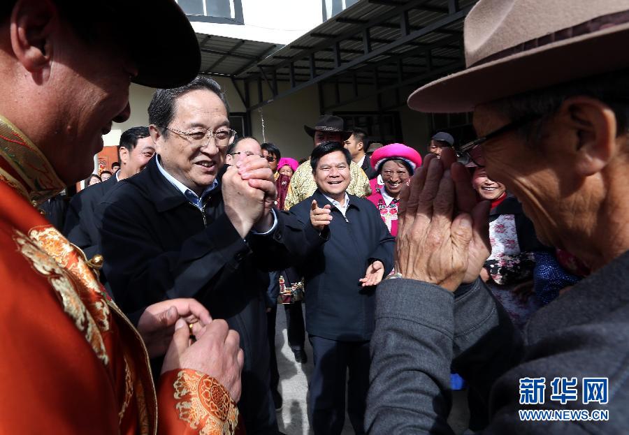 這是5月16日，俞正聲在香格里拉縣建塘鎮(zhèn)金龍社區(qū)與居民們親切交談。 新華社記者 劉衛(wèi)兵 攝