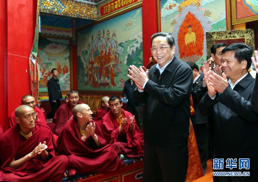 這是5月16日，俞正聲在云南佛學(xué)院迪慶藏傳佛教分院看望宗教界人士。 新華社記者 劉衛(wèi)兵 攝