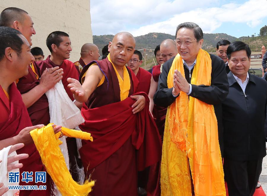 這是5月16日，俞正聲在松贊林寺看望宗教界人士。 新華社記者 劉衛(wèi)兵 攝