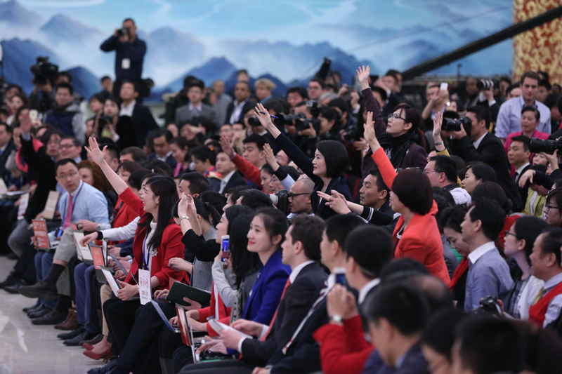 3月15日，國務(wù)院總理李克強(qiáng)在北京人民大會堂與中外記者見面，并回答記者提問。這是記者舉手爭取提問機(jī)會。 新華社記者 才揚(yáng) 攝