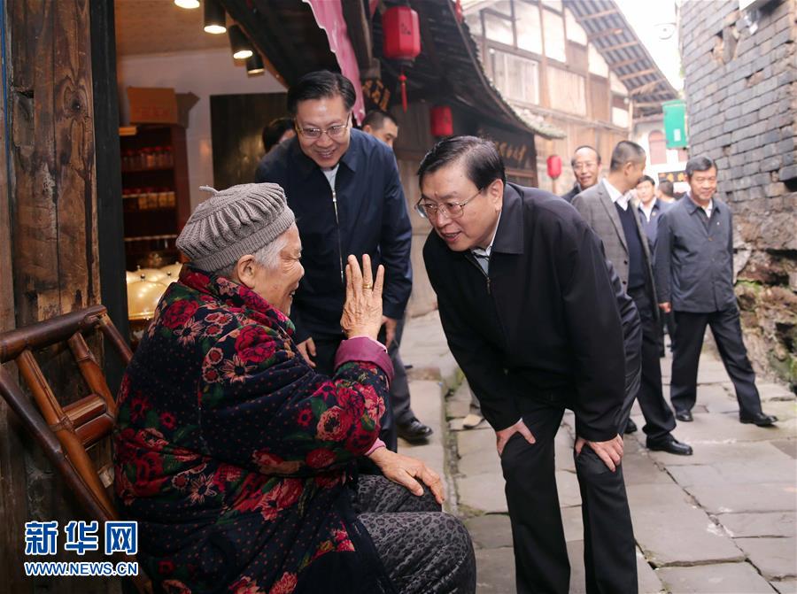 這是11月21日，張德江在宜賓李莊鎮同濟社區與居民親切交談。 新華社記者 劉衛兵 攝 