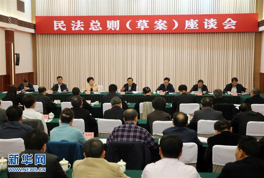 這是11月23日，張德江在成都主持召開座談會，11個?。▍^、市）人大常委會負責同志、部分全國人大代表、法律工作者及專家學者參加會議。新華社記者 劉衛兵 攝 