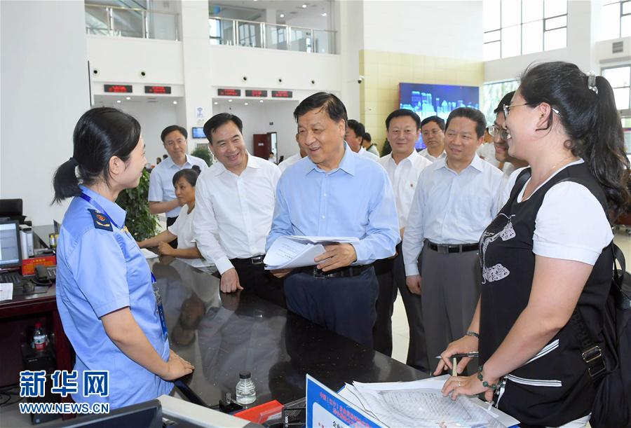 6月22日至24日，中共中央政治局常委、中央書記處書記劉云山在遼寧調研。這是6月22日，劉云山在中國（遼寧）自貿試驗區營口片區與干部群眾深入交流。新華社記者 張鐸 攝