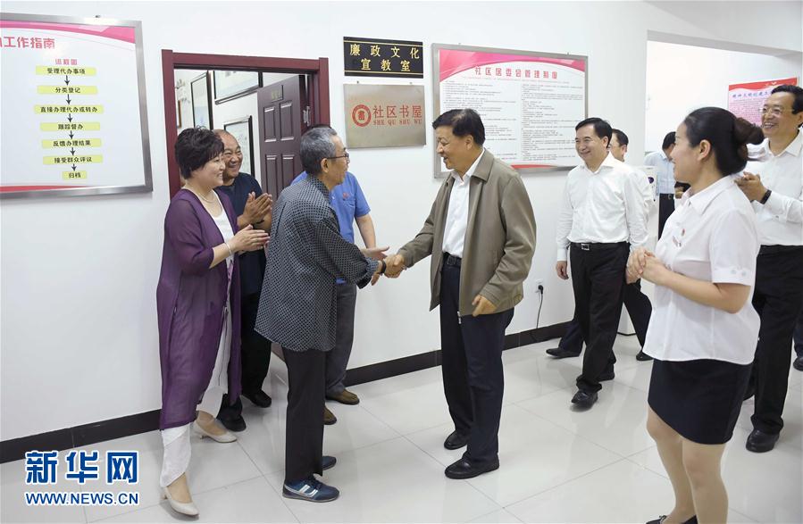 6月22日至24日，中共中央政治局常委、中央書記處書記劉云山在遼寧調研。這是6月23日，劉云山在錦州市西街社區與干部群眾深入交流。新華社記者 張鐸 攝

