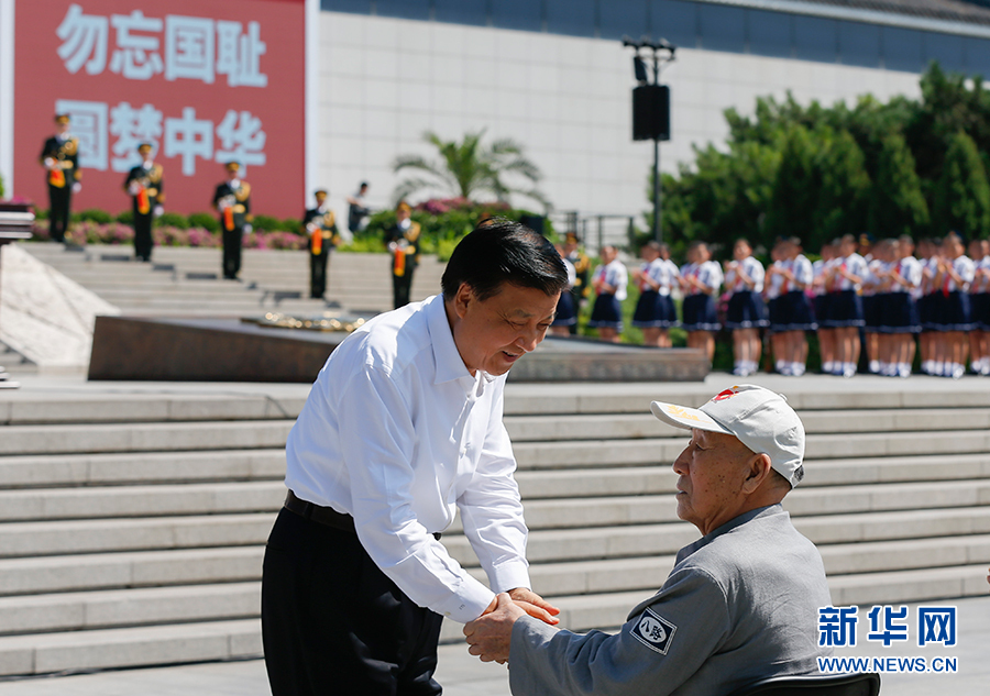 7月7日，紀念全民族抗戰爆發80周年儀式在中國人民抗日戰爭紀念館舉行。中共中央政治局常委、中央書記處書記劉云山出席儀式并講話。這是儀式開始前，劉云山與老八路代表握手。新華社記者崔新鈺攝