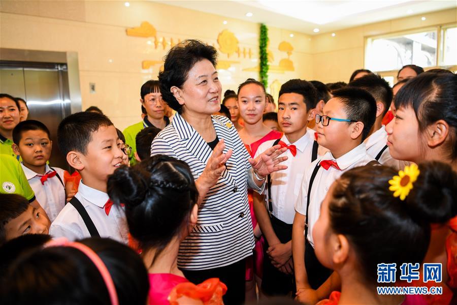 8月10日，中共中央政治局委員、國務院副總理、中央代表團副團長劉延東率中央代表團二分團來到呼倫貝爾，把以習近平同志為核心的黨中央的親切關懷和全國人民的美好祝福帶給當地各族干部群眾。這是劉延東在呼倫貝爾市兒童福利院與孩子們在一起。新華社記者 連振 攝