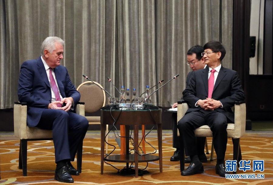 9月11日，在塞爾維亞首都貝爾格萊德，習近平主席特使、中共中央政治局委員、中央政法委書記孟建柱（右）會見塞爾維亞前總統(tǒng)尼科利奇（左）。新華社記者王慧娟攝