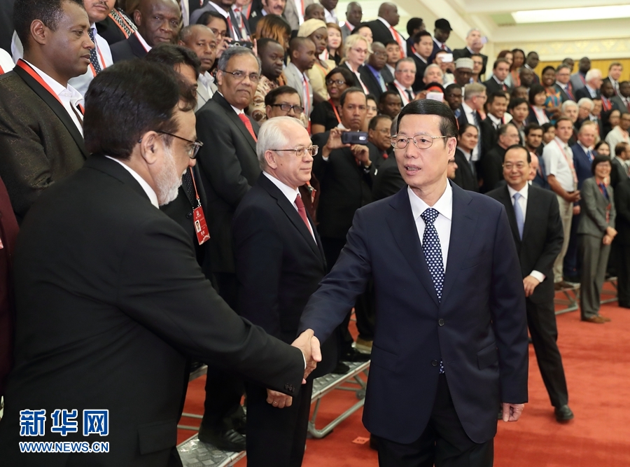 9月21日，中共中央政治局常委、國務院副總理張高麗在北京人民大會堂會見來華參加2017“一帶一路”媒體合作論壇的外方代表并回答大家關心的問題。新華社記者王曄攝 