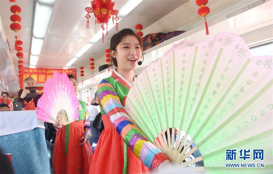 (新春走基層)(2)“列車(chē)春晚”歡樂(lè)回家路