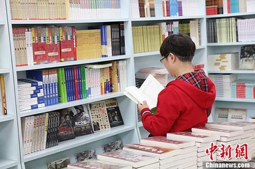 5月9日，一女子在哈爾濱市某書店選購圖書。從5月1日至5月4日，全國32家紙廠宣布漲價，各紙種漲價幅度為每噸100元至300元不等。對此，出版行業(yè)業(yè)內(nèi)人士表示“因為紙張價格上漲，直接造成了出版成本的明顯增加，出版行業(yè)只能被迫對圖書定價進(jìn)行調(diào)整。”
<a target='_blank' >中新社</a>記者 于琨 攝