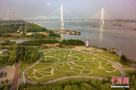 8月9日，航拍南京魚嘴濕地公園，旁邊就是南京第三長江大橋。 <a target='_blank' >中新社</a>記者 泱波 攝