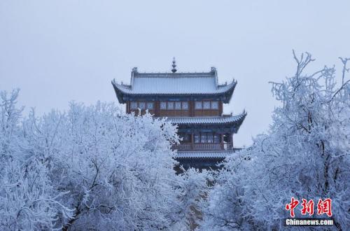 資料圖：小寒時節，甘肅嘉峪關市迎來了一場大雪。師永紅 攝