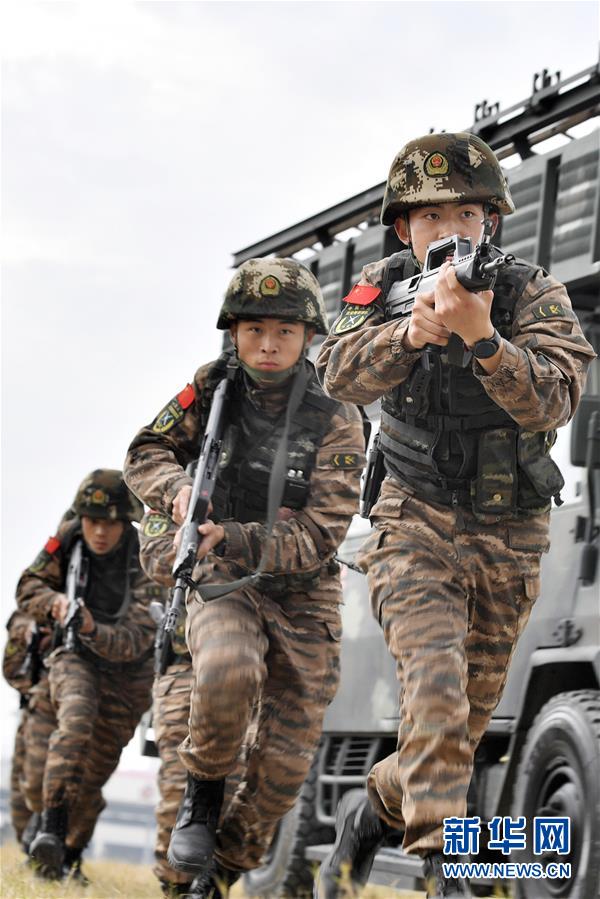 （新華全媒頭條·圖文互動）（5）向祖國報(bào)告：我在戰(zhàn)位守萬家團(tuán)圓——解放軍和武警部隊(duì)新春佳節(jié)備戰(zhàn)執(zhí)勤記事