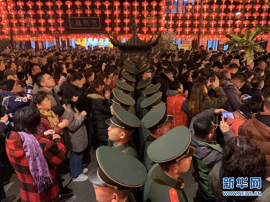 （新華全媒頭條·圖文互動）（6）向祖國報(bào)告：我在戰(zhàn)位守萬家團(tuán)圓——解放軍和武警部隊(duì)新春佳節(jié)備戰(zhàn)執(zhí)勤記事