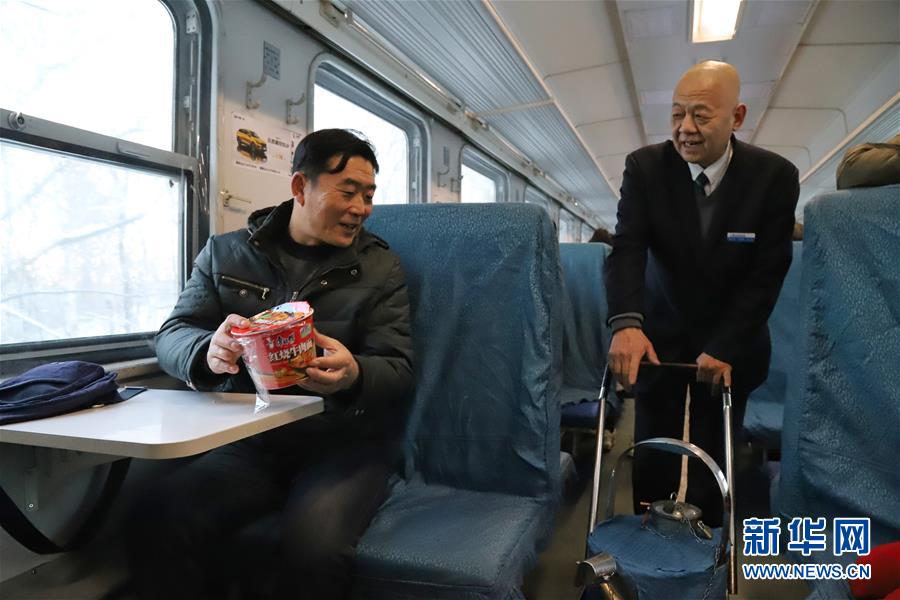 （新春走基層·圖文互動）（1）小康路上，與“小慢車”同行——長白山區綠皮火車二三事