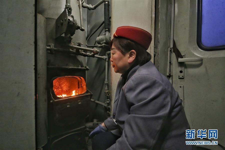 （新春走基層·圖文互動）（2）小康路上，與“小慢車”同行——長白山區綠皮火車二三事