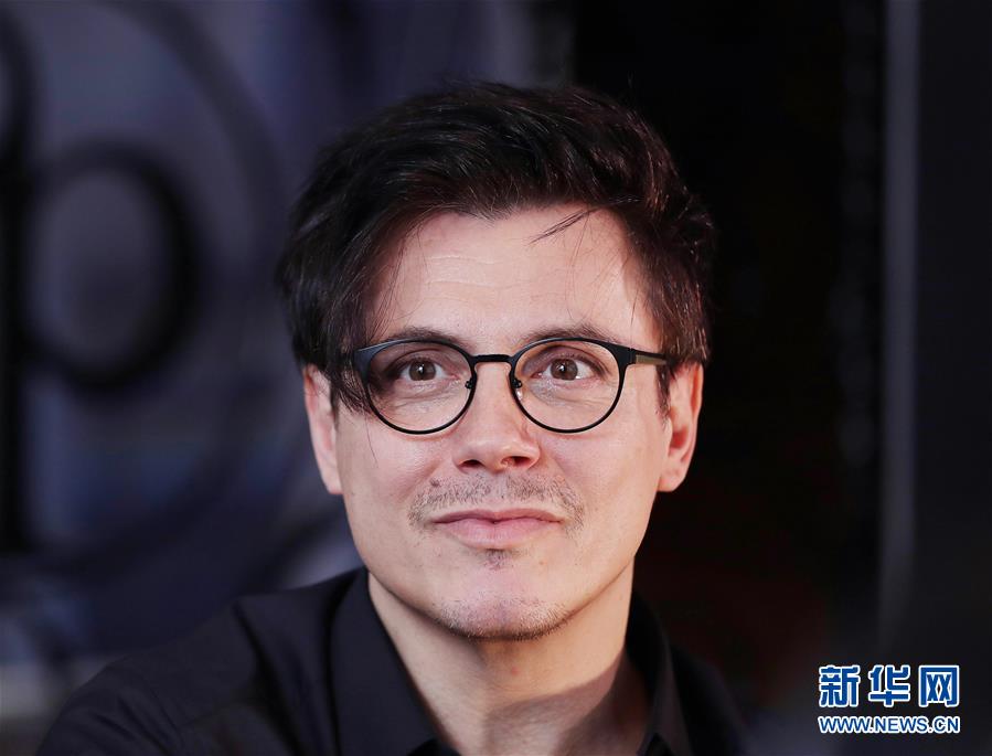（國(guó)際·圖文互動(dòng)）（6）通訊：手牽手，我們共同驅(qū)散陰霾——法國(guó)音樂(lè)人創(chuàng)作抗疫歌曲背后的故事