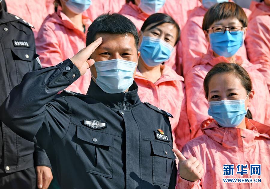 （習(xí)近平致敬的戰(zhàn)“疫”英雄·公安干警篇·圖文互動(dòng)）（1）他們，抗疫一線鑄警魂