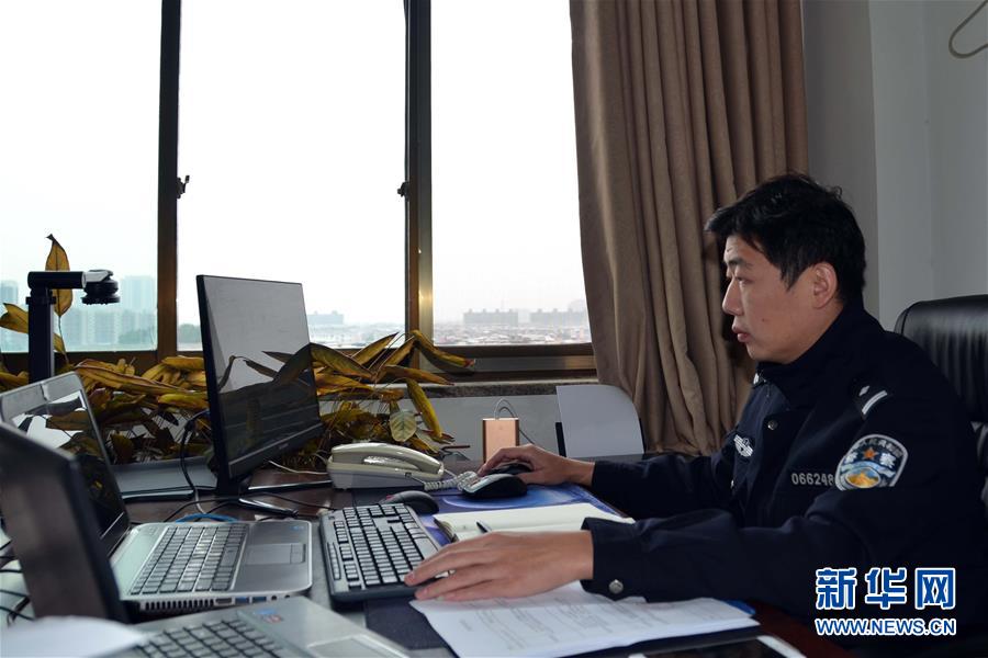 （習(xí)近平致敬的戰(zhàn)“疫”英雄·公安干警篇·圖文互動(dòng)）（8）他們，抗疫一線鑄警魂
