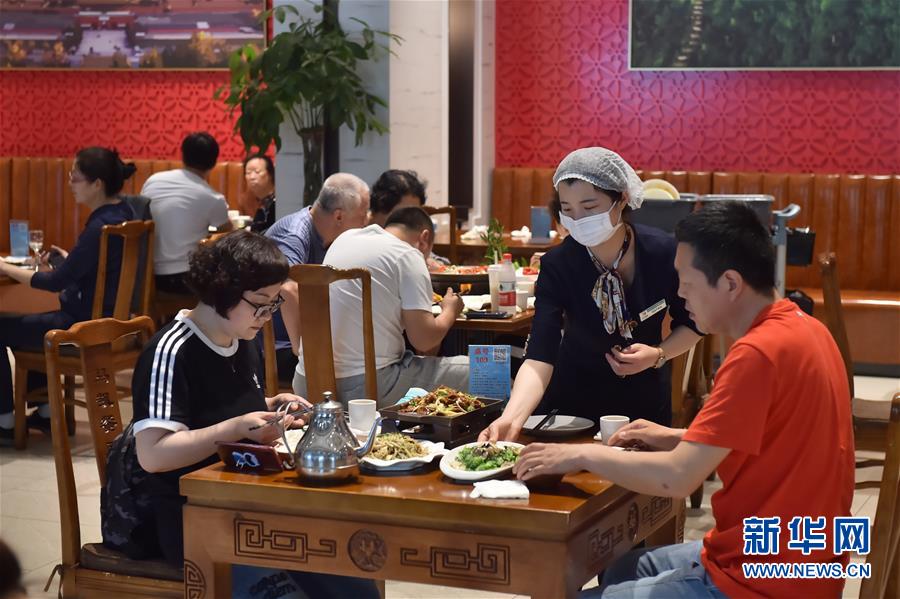（圖文互動）（3）北京節(jié)日市場復(fù)工忙、人氣旺