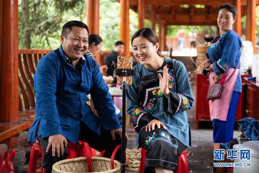 （新華全媒頭條·走向我們的小康生活·圖文互動）（10）那山，那人，那苗寨——十八洞村三代人的奮斗史