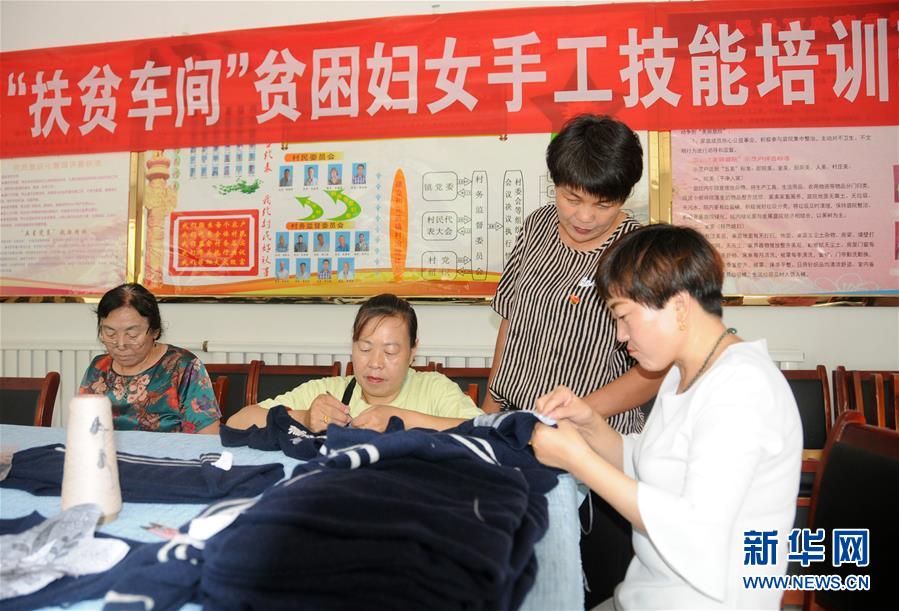 （決戰(zhàn)決勝脫貧攻堅(jiān)·圖文互動(dòng)）（1）內(nèi)蒙古河套：一雙巧手、一副棒針、一團(tuán)毛線打造貧困戶“炕頭經(jīng)濟(jì)”