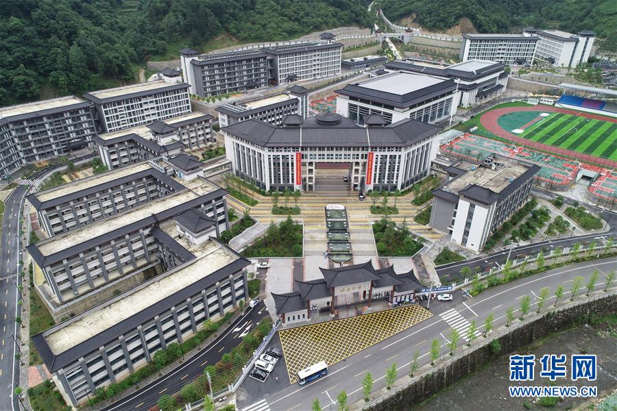 （新華視點·圖文互動）（1）學(xué)校建漂亮點本無錯，為何這所“豪華中學(xué)”讓人困惑？