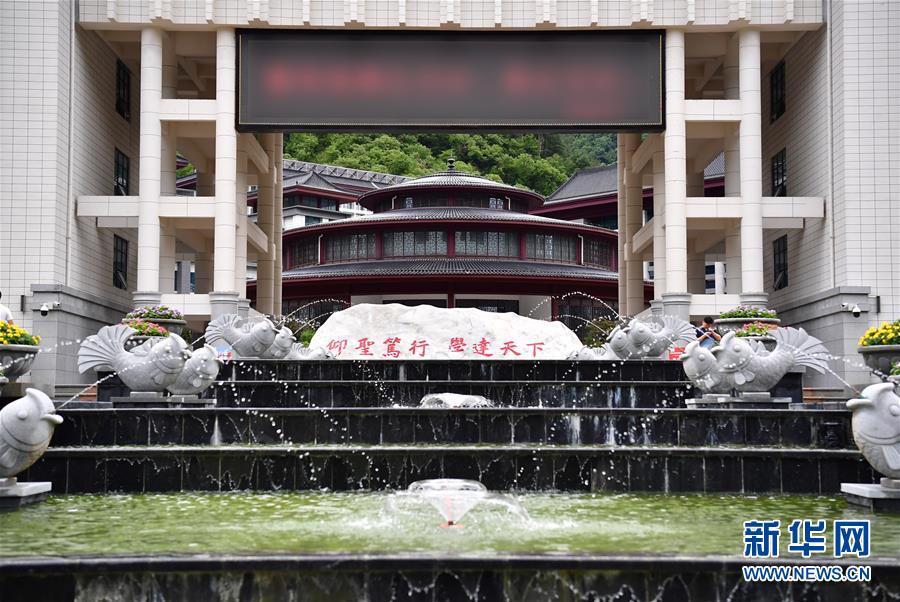 （新華視點·圖文互動）（3）學(xué)校建漂亮點本無錯，為何這所“豪華中學(xué)”讓人困惑？