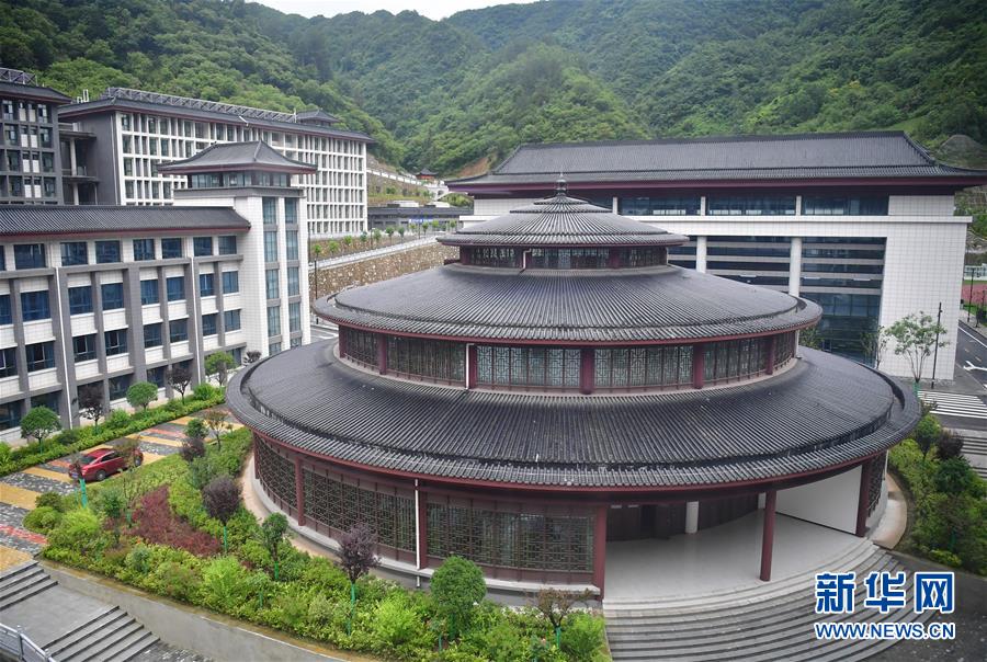 （新華視點·圖文互動）（4）學(xué)校建漂亮點本無錯，為何這所“豪華中學(xué)”讓人困惑？