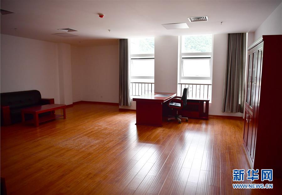 （新華視點·圖文互動）（6）學(xué)校建漂亮點本無錯，為何這所“豪華中學(xué)”讓人困惑？