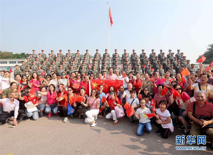 （圖文互動(dòng)）（4）“我和我的祖國(guó)，一刻也不能分割”——解放軍駐香港部隊(duì)與市民共同慶祝國(guó)慶70周年見(jiàn)聞