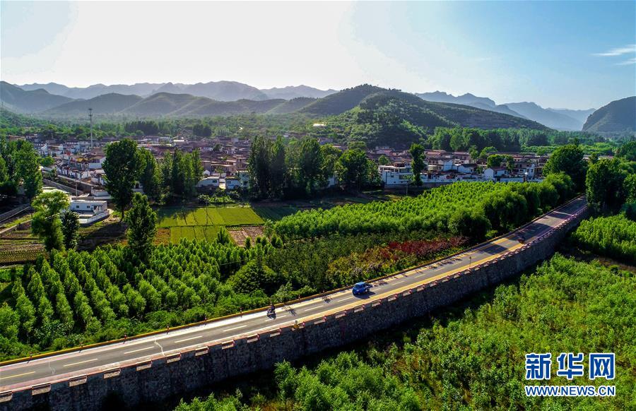 （新華全媒頭條·圖文互動(dòng)）（6）上下同心再出發(fā)——習(xí)近平總書記同出席2019年全國(guó)兩會(huì)人大代表、政協(xié)委員共商國(guó)是紀(jì)實(shí)
