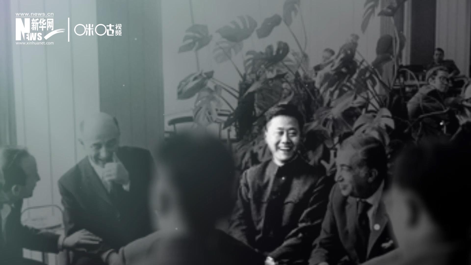 照片里的這個人是高梁，原新華社國際部記者。原本作為代表團隨行記者的他接到通知，由他帶領一支先遣小組先行去紐約。