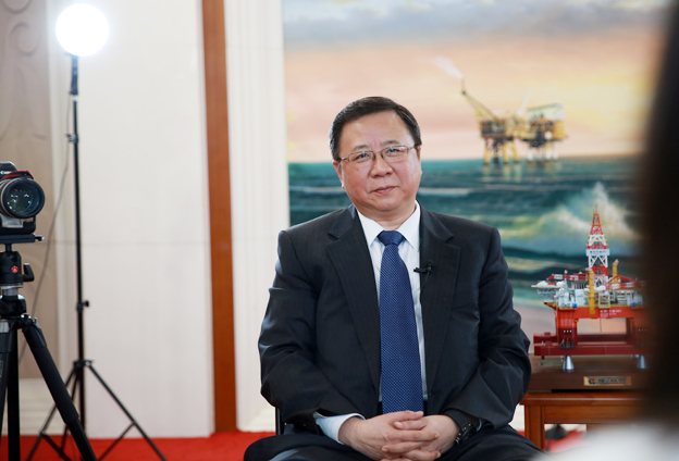 堅持黨的領(lǐng)導(dǎo)、加強(qiáng)黨的建設(shè)，是國有企業(yè)的光榮傳統(tǒng)。