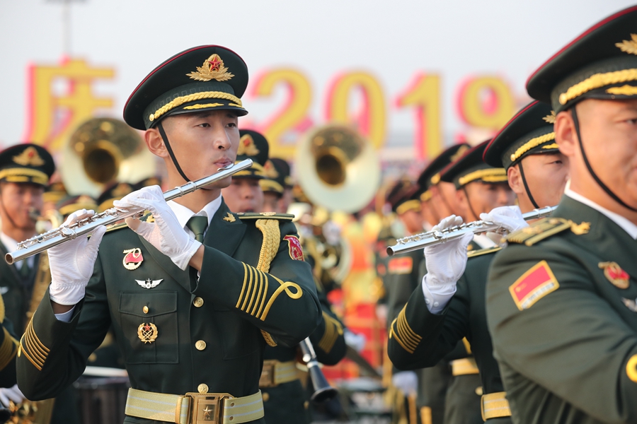 解放軍聯(lián)合軍樂團(tuán)在廣場就位后進(jìn)行準(zhǔn)備工作和試奏。據(jù)了解，解放軍聯(lián)合軍樂團(tuán)此次演奏是從開國大典至今歷次閱兵以來演奏曲目最多的一次，不少曲目是為此次閱兵量身打造的全新作品，此次也是歷次女演奏員最多的一次。