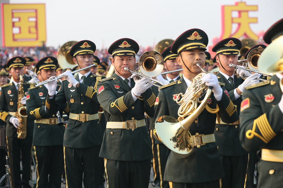 解放軍聯(lián)合軍樂團(tuán)在廣場就位后進(jìn)行準(zhǔn)備工作和試奏。據(jù)了解，解放軍聯(lián)合軍樂團(tuán)此次演奏是從開國大典至今歷次閱兵以來演奏曲目最多的一次，不少曲目是為此次閱兵量身打造的全新作品，此次也是歷次女演奏員最多的一次。