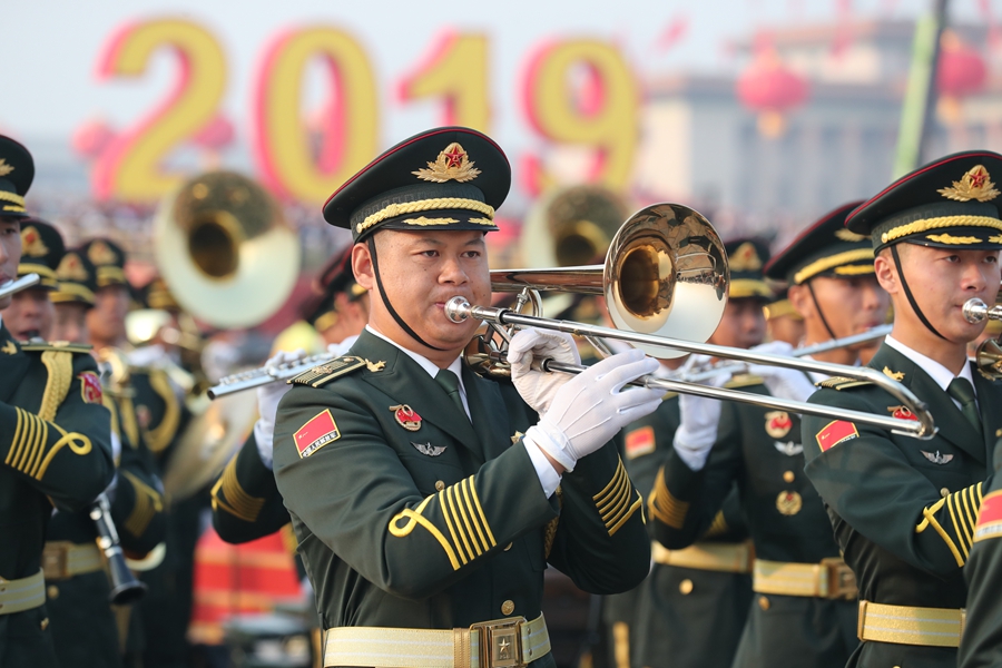 解放軍聯(lián)合軍樂團(tuán)在廣場就位后進(jìn)行準(zhǔn)備工作和試奏。據(jù)了解，解放軍聯(lián)合軍樂團(tuán)此次演奏是從開國大典至今歷次閱兵以來演奏曲目最多的一次，不少曲目是為此次閱兵量身打造的全新作品，此次也是歷次女演奏員最多的一次。