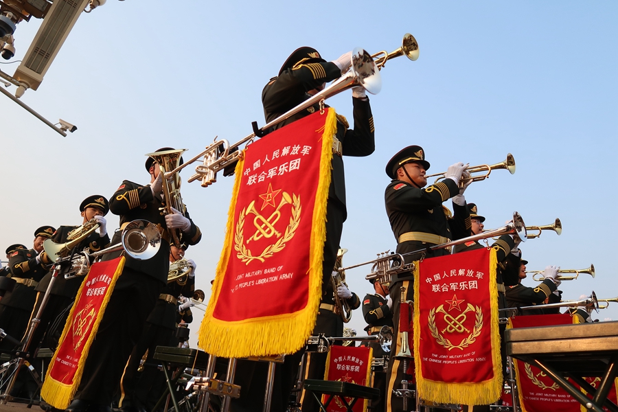 解放軍聯(lián)合軍樂團(tuán)在廣場就位后進(jìn)行準(zhǔn)備工作和試奏。據(jù)了解，解放軍聯(lián)合軍樂團(tuán)此次演奏是從開國大典至今歷次閱兵以來演奏曲目最多的一次，不少曲目是為此次閱兵量身打造的全新作品，此次也是歷次女演奏員最多的一次。