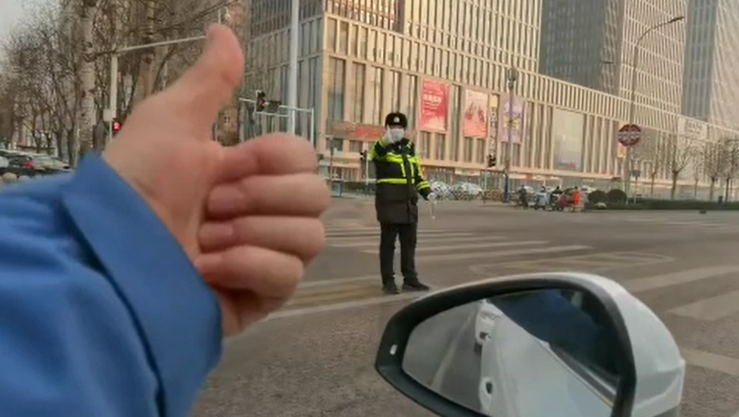 石家莊路人和交警的這個“暗號”，真暖！