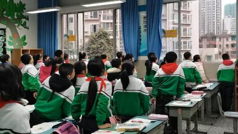 課上到一半，同學們卻把頭望向了外面！校長說：點贊！