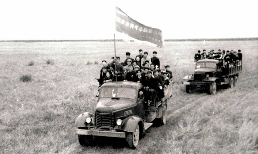 20世紀(jì)50年代初北京市64名青年組成志愿墾荒隊向黑龍江省蘿北縣荒原進發(fā)。新華社稿