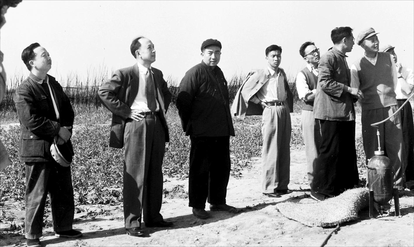 楊南生(右三)陪同錢學森(左三)觀看T-7M試驗探空火箭的發(fā)射(航天科技集團四院提供)
