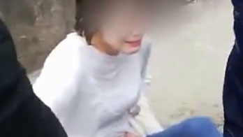 四川一女子墜河欲輕生，兩名消防員一躍而下