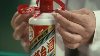 “抱團松動”！機構(gòu)慌了？有人急忙賣茅臺，有人連夜看周期