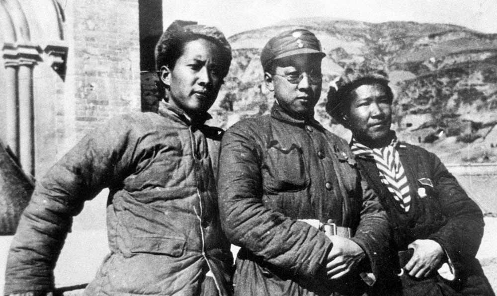 延安魯迅藝術文學院托兒所的阿姨和孩子們。