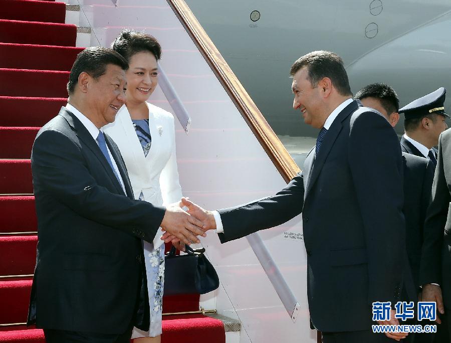 9月11日，國家主席習(xí)近平抵達(dá)杜尚別，應(yīng)塔吉克斯坦總統(tǒng)拉赫蒙邀請，出席上海合作組織成員國元首理事會第十四次會議并對塔吉克斯坦進(jìn)行國事訪問。習(xí)近平和夫人彭麗媛在機(jī)場受到塔吉克斯坦總理拉蘇爾佐達(dá)等熱情迎接。新華社記者 鞠鵬 攝 